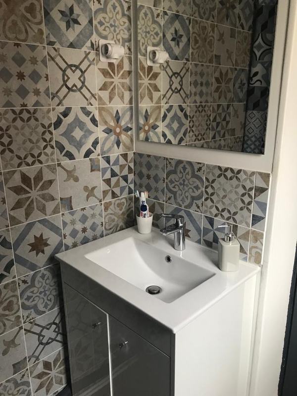 Baño con azulejo decorativo