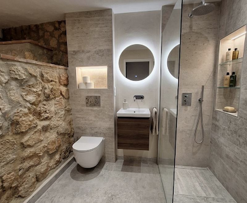Baño con piedra vista